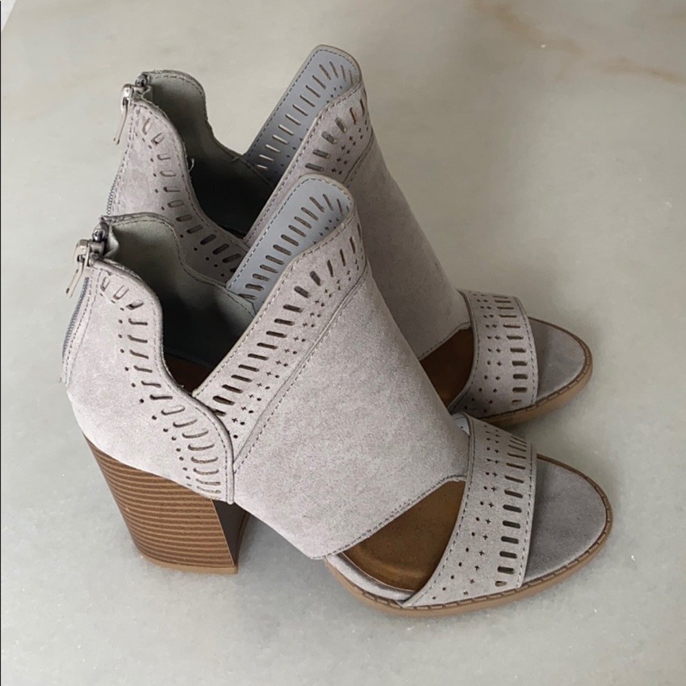 ⚜️ Qupid grey suede cutout booties